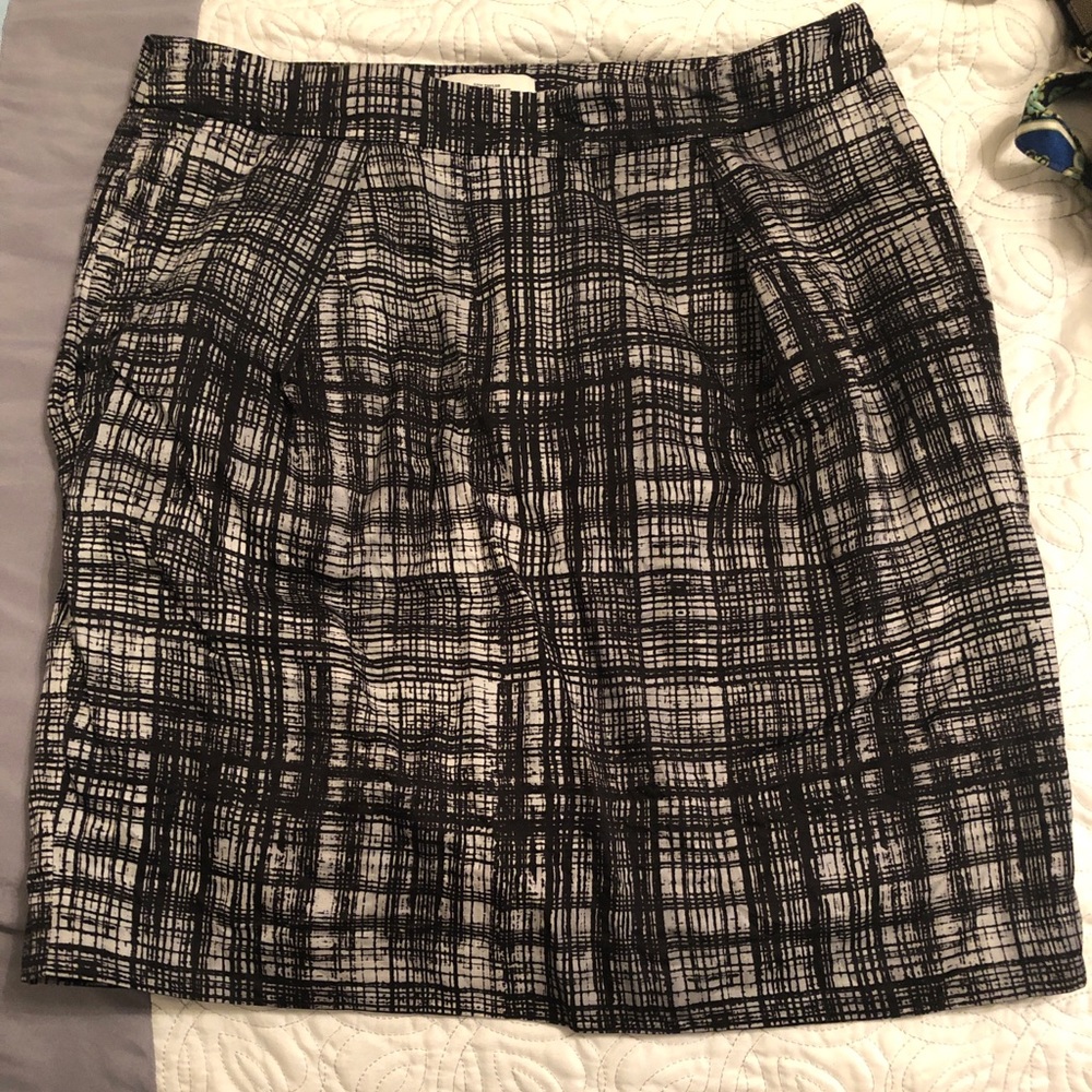 Black and White Loft skirt with pockets